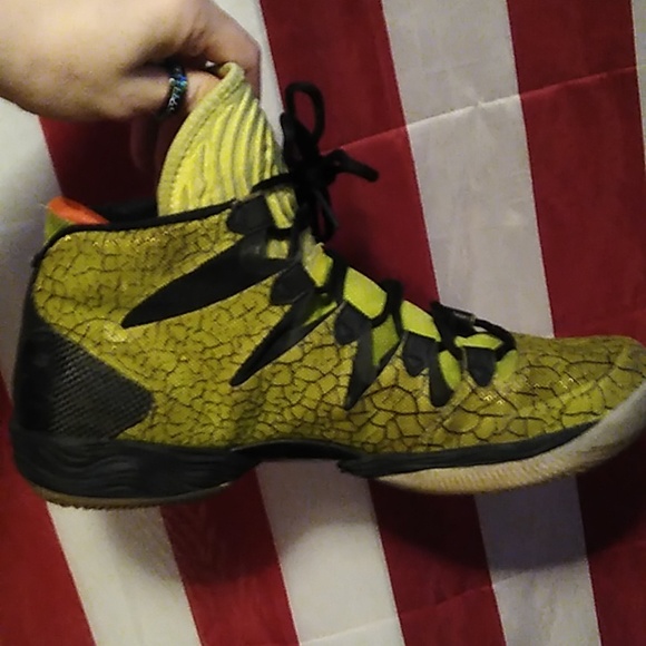Jordan Neon Yellow Basketball Shoes - Picture 5 of 5